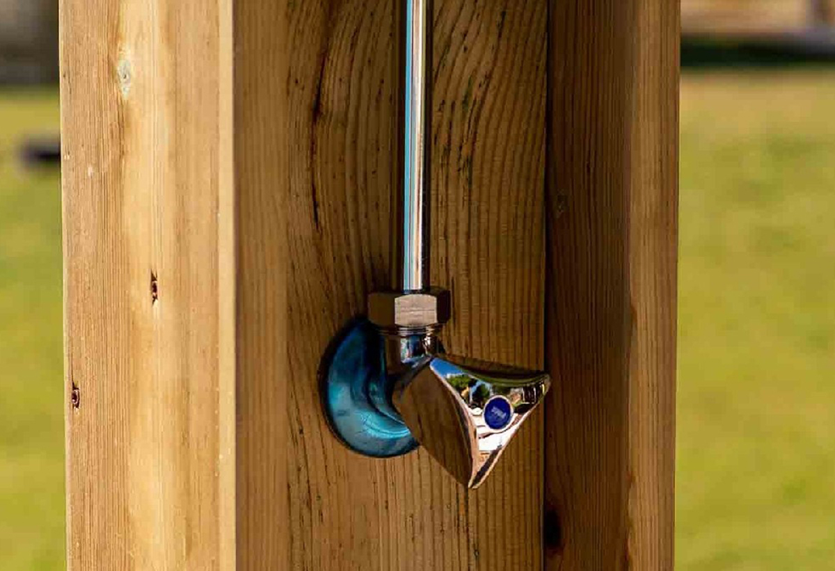 Παρουσιάζει τις υδραυλικές σωληνώσεις της ντουσιέρας